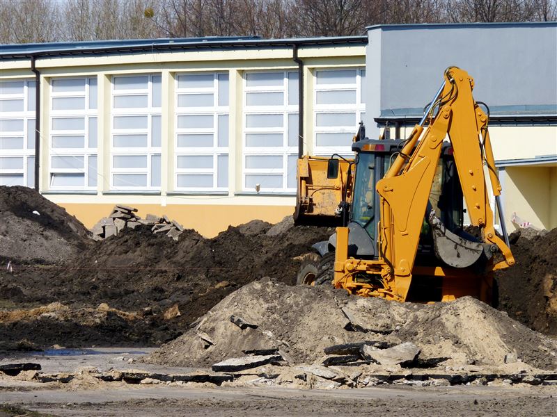 Pierwsze wykopy pod fundamenty sali sportowej
