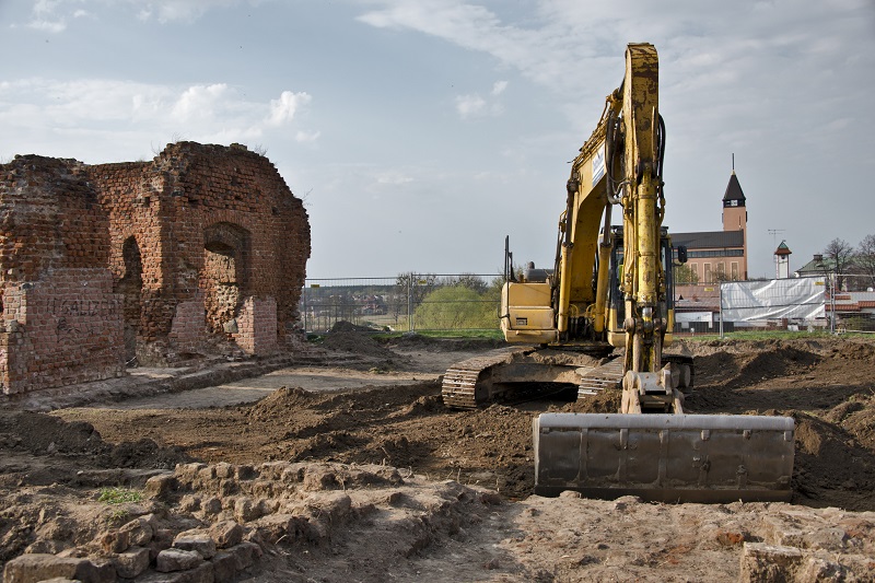 Nadzór archeologiczny: zamkowe latryny, studnia, przewody kominowe i inne odkrycia