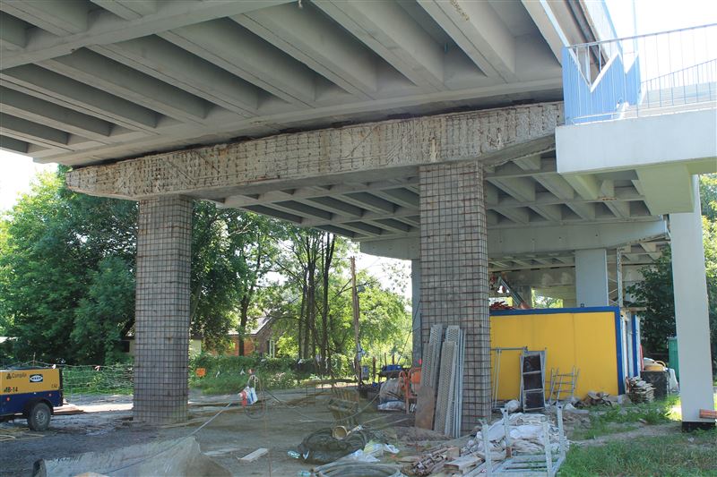 Uzupełniają betonowe ubytki