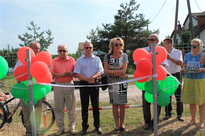 Wstęga przecięta, plac zabaw oficjalnie otwarty