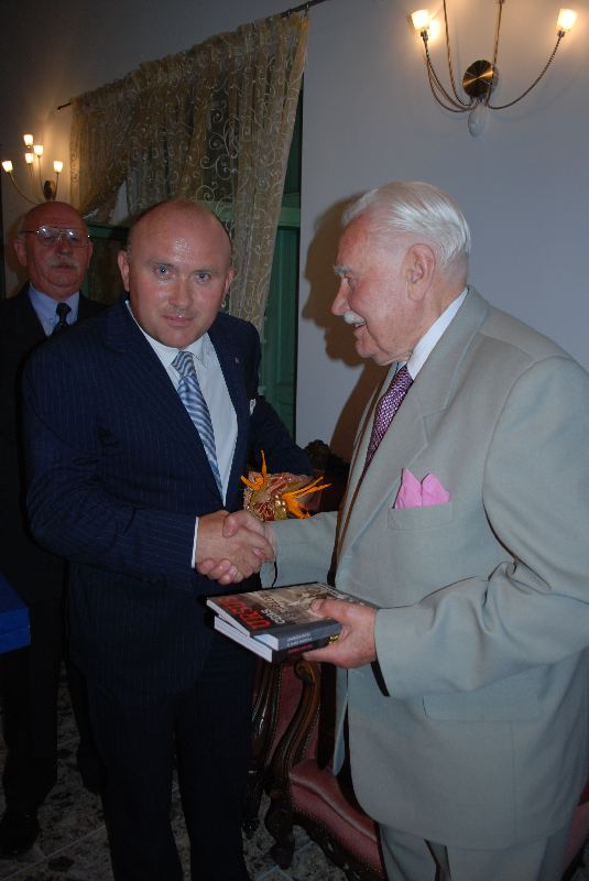 Pomnik Ryszarda Kaczorowskiego w Sochaczewie
