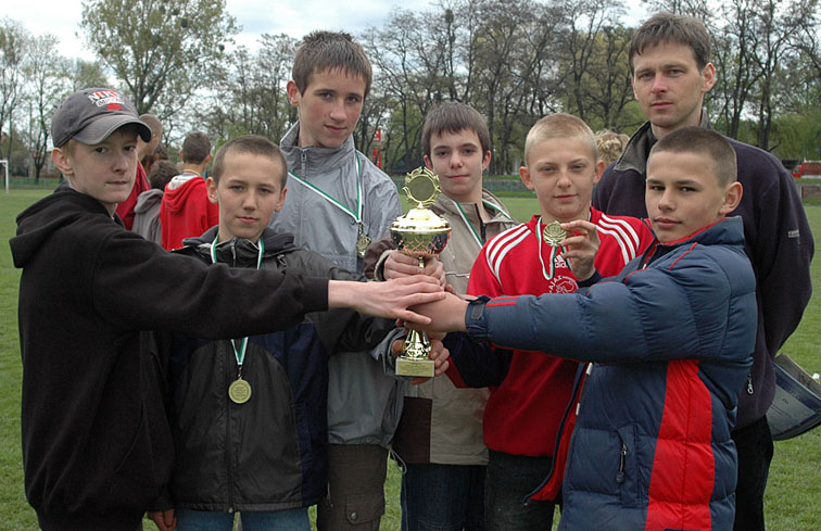 Zwycięstwo SP nr 3 chłopcy III miejsce SP nr 4 dziewczęta Zawody międzypowiatowe w czwórboju