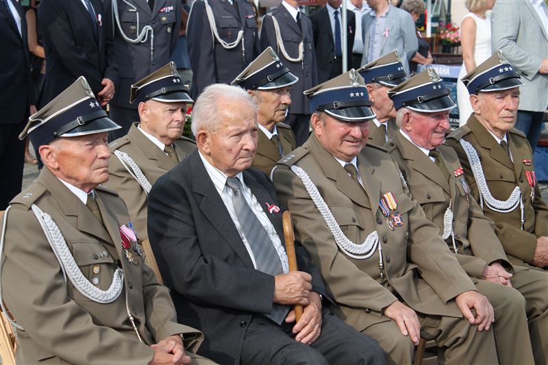 Apel pamięci, kwiaty, salwa honorowa...
