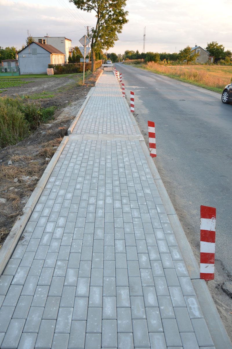 50 metrów nowego chodnika w Młodzieszynie
