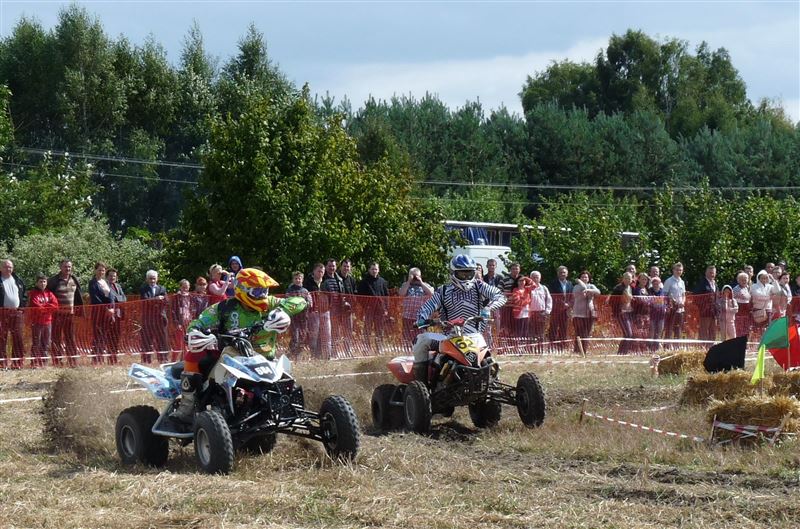 Dożynkowe wieńce i crossowe motory