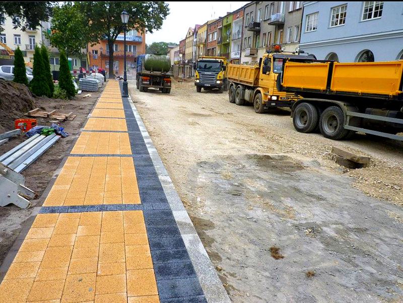 Na placu Armii Ludowej praca wre