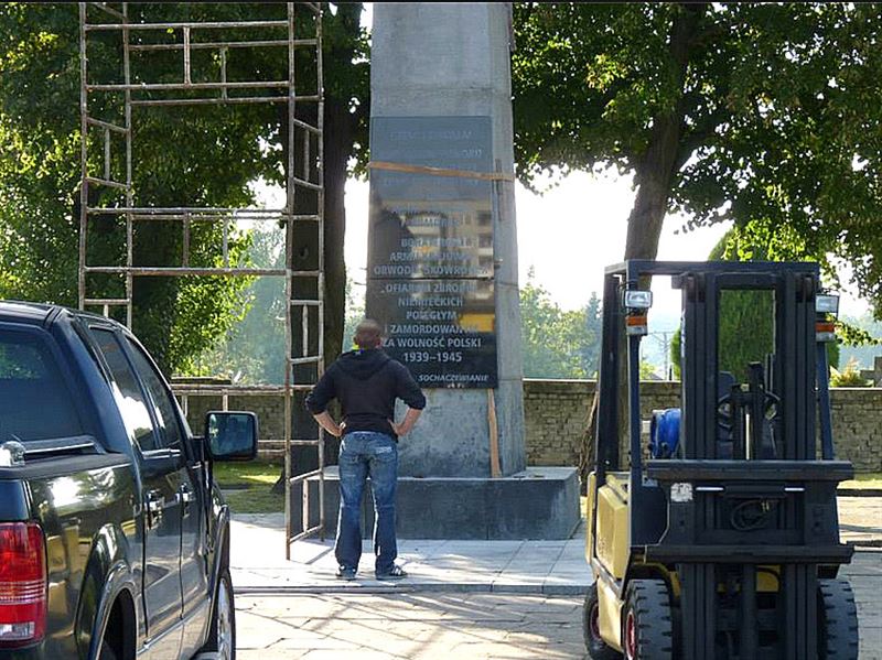 Montaż nowej inskrypcji trwa