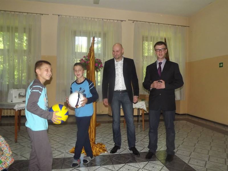 Młodzieżówka zamiast posypać głowę popiołem, próbuje atakować...