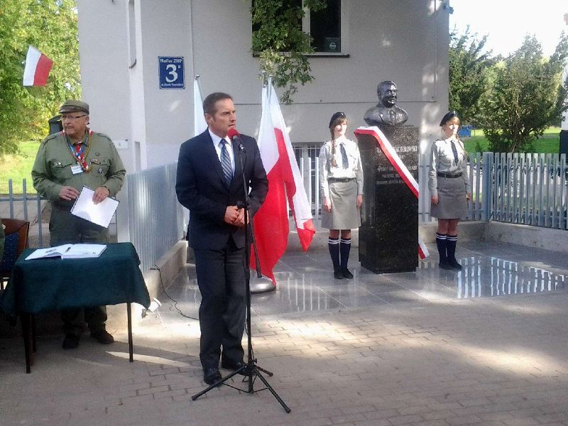 Pomnik Prezydenta Kaczorowskiego w Sochaczewie