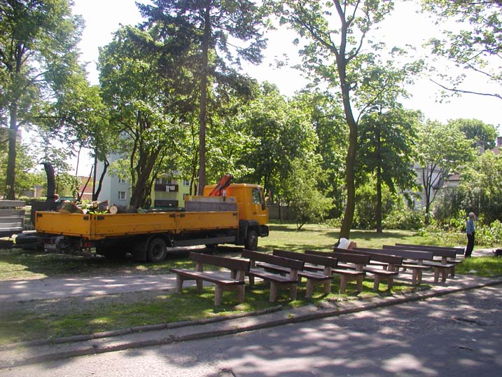 Nowe ławki w parku