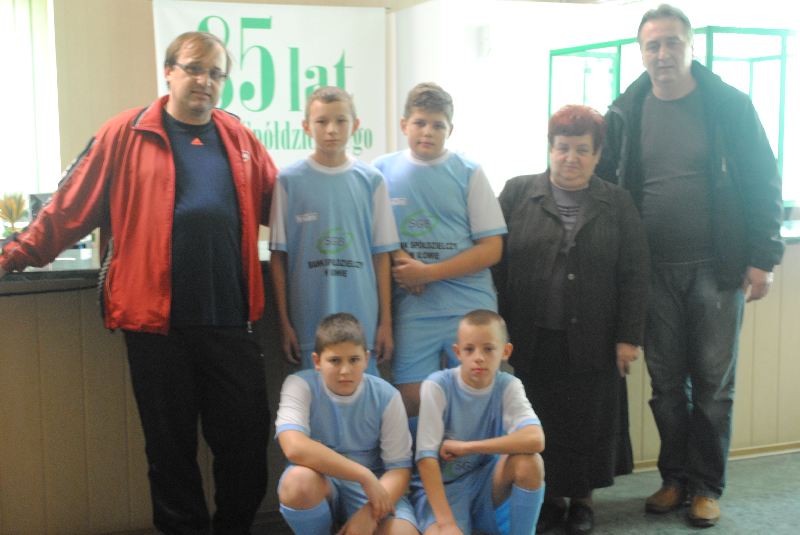 Młodziki z Iłowa grają w nowych koszulkach