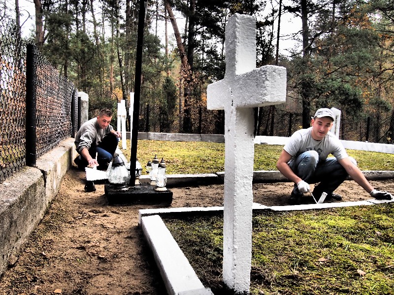 Światełko dla żołnierza 2013 r.-wolontariusze remontują cmentarz Wojska Polskiego w Leontynowie.