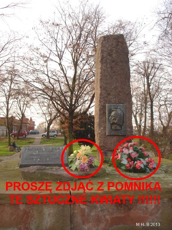 Proszę zdjąć z pomnika te sztuczne kwiaty!!!
