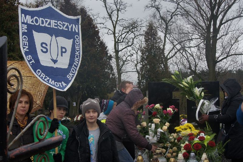 Szkoła Podstawowa z Młodzieszyna Pobiegła w Pierwszym Sztafetowym Biegu Ku Czci Sylwestra Rozdżestie