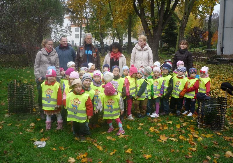 PRZEDSZKOLAKI SADZĄ DRZEWKA - JESIEŃ 2013