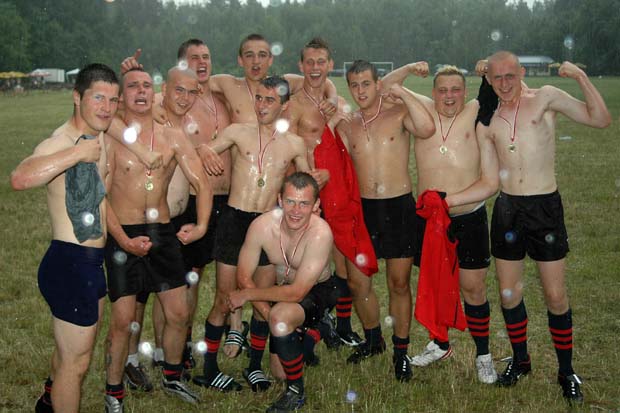 Taniec radości w słońcu i w deszczu