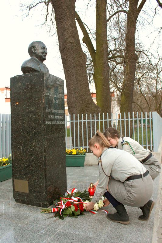 Harcerze oddali hołd Prezydentowi Kaczorowskiemu - 11.04.2014