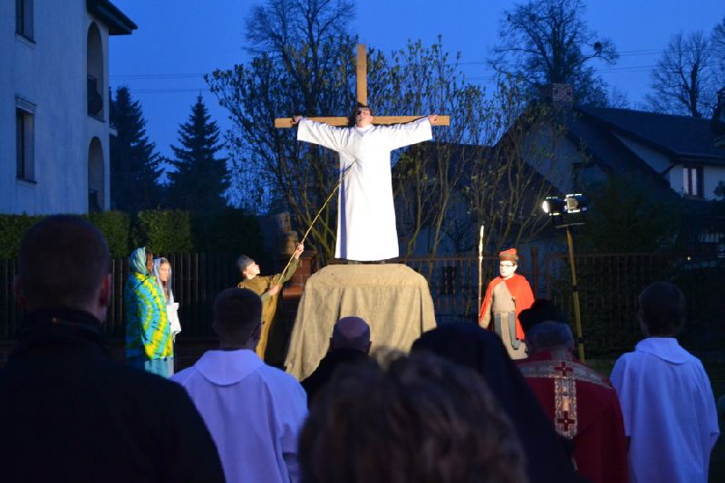 Droga krzyżowa z udziałem harcerzy