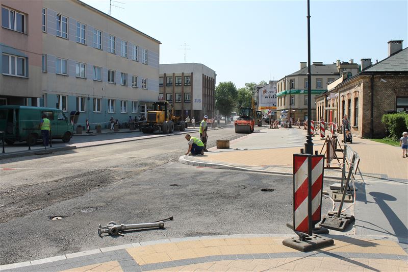 Wylewają asfalt na 1 Maja
