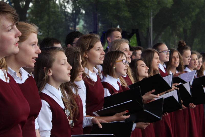 Raperzy zastąpili chórzystów