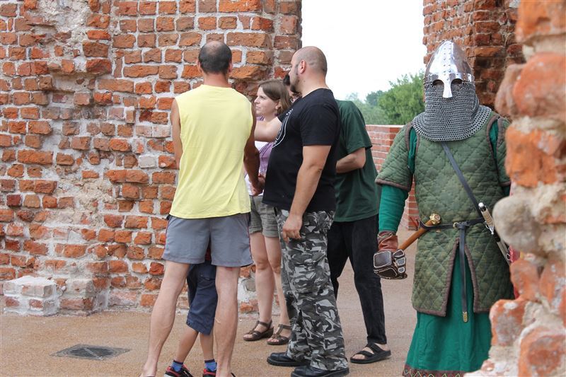 Niedzielne wędrówki z przewodnikiem po zamku