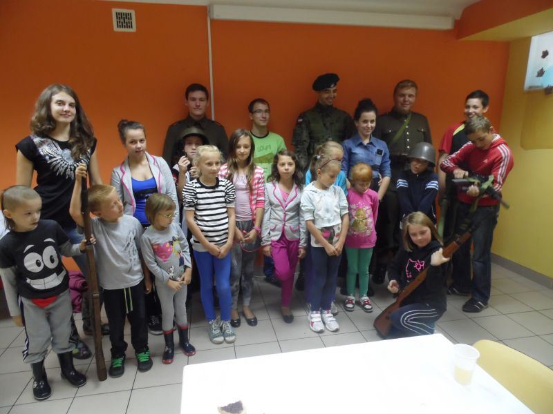 Goście z grupy rekonstrukcyjnej w Klubie Wolontariuszy
