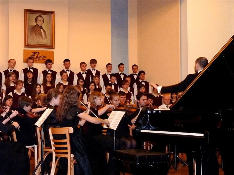 Orkiestra na wzgórzu, żywe szachy, przewodnik na zamku