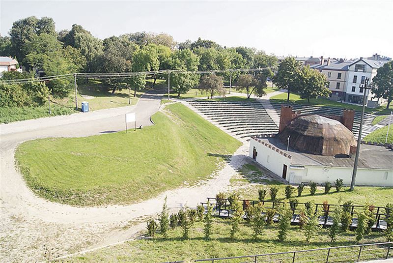 Plaża, kajaki i amfiteatr na podzamczu
