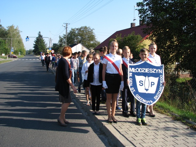 Marsz uliczny upamiętniający patrona SP w Młodzieszynie
