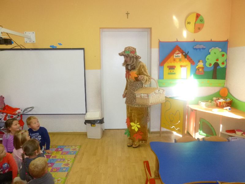 Pani Jesień czyta dzieciom