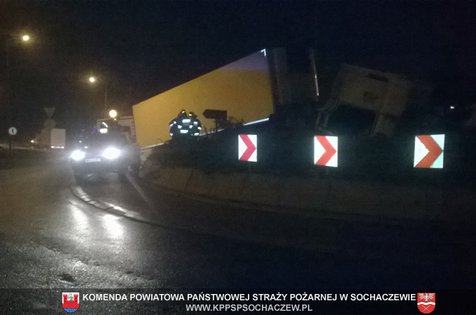 Ciągnik siodłowy wjechał na nasyp ronda