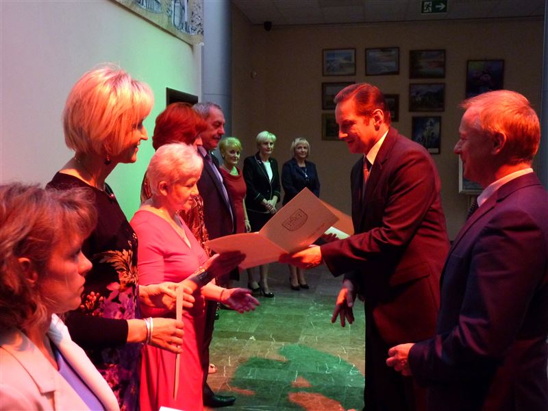 35 odznaczeń, 33 nagrody finansowe