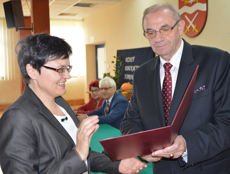 Starosta nagradza z okazji święta edukacji