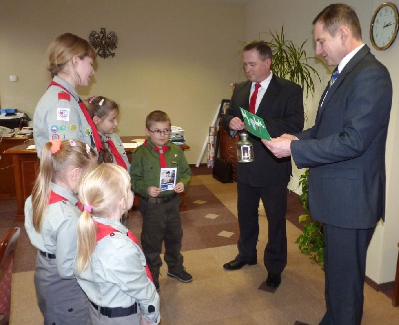 Światło z Betlejem i harcerskie kolędowanie