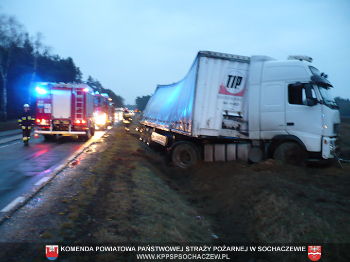 Ciągnik siodłowy z naczepą w rowie