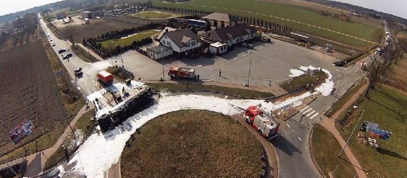 Wypadek w Ruszkach - przewrócona cysterna z paliwem blokuje rondo - video