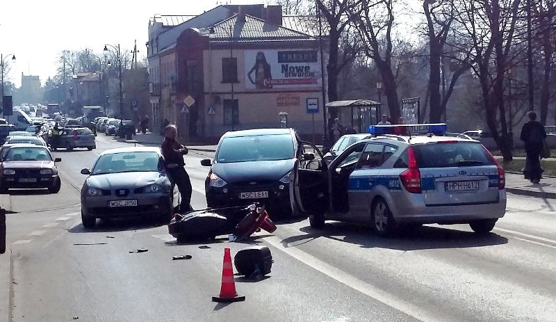 Zderzenie skutera z osobowym – utrudnienia ruchu na Traugutta