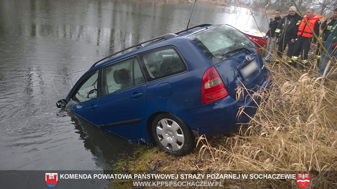 Brochów - samochód w stawie