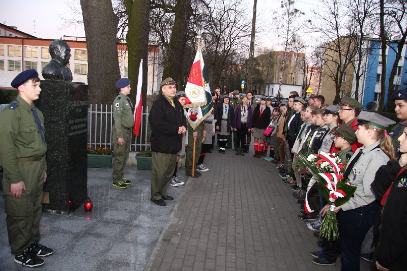 Harcerze oddali hołd Prezydentowi Kaczorowskiemu - 10.04.2015