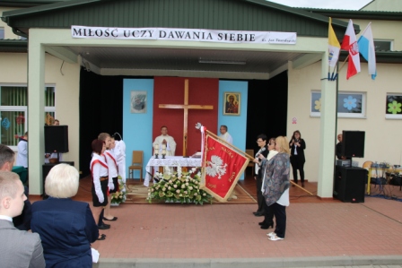 Uroczystość nadania imienia i poświęcenia sztandaru