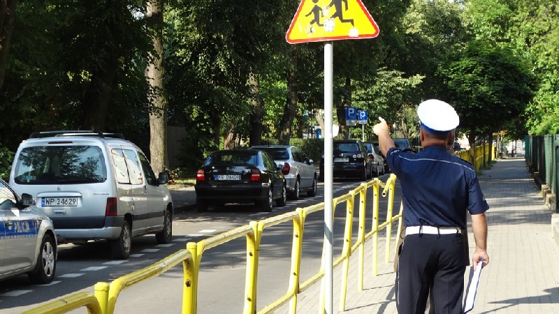 Policyjna lustracja wokół szkół w Sochaczewie