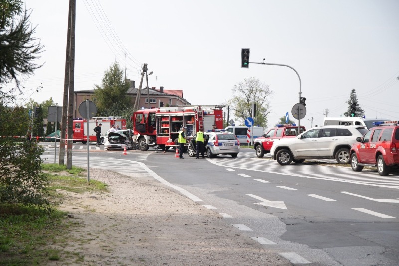 Zderzenie osobówki z wozem strażackim w Sochaczewie