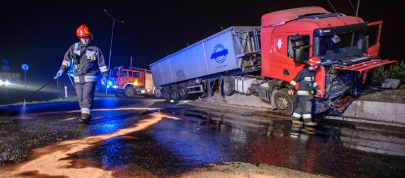 Zderzenie ciężarówki z rondem
