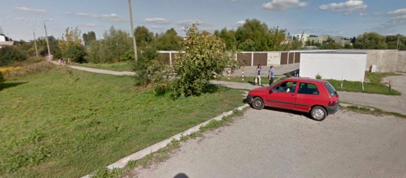 Komisja wyborcza w Gimnazjum nr 2 – dojazd chodnikiem