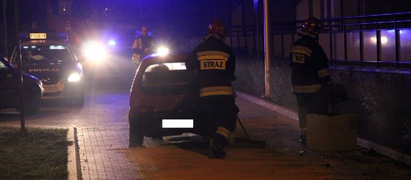 Ukradł samochód, uciekał przed policją, zatrzymała go donica