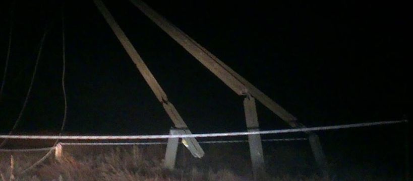 Słup energetyczny zwalony z nóg