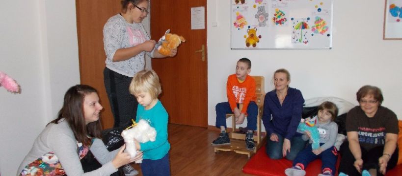 Wolontariusze w akcji z okazji Dnia Pluszowego Misia