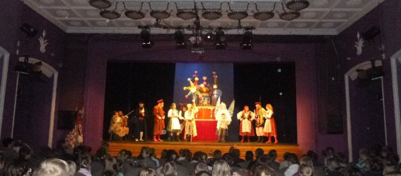 O Szopce krakowskiej, kolędowaniu i o teatralnych tajemnic poznawaniu