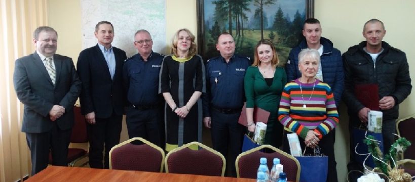 Podziękowano im za uratowanie kobiety