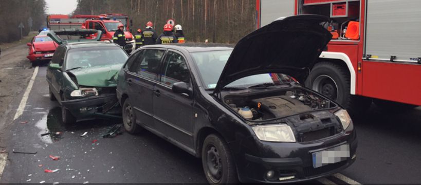 Ślisko na drogach: stłuczki w Młodzieszynie i Dębsku